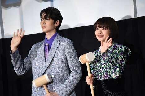 左から市川染五郎、杉咲花。