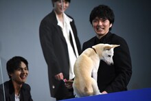 ちえに金メダルを贈呈する林遣都。