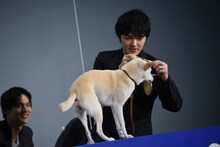 ちえに金メダルを贈呈する林遣都。