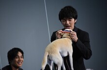 ちえに金メダルを贈呈する林遣都。