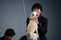 金メダルを贈呈してからちえに舐められる林遣都。