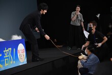 ちえのリードを持つ林遣都（左）。