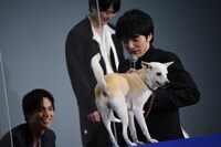 ちえに金メダルを贈呈する林遣都。