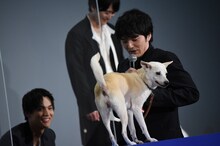 ちえに金メダルを贈呈する林遣都。