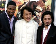 2007年の真田広之（右）、ジャッキー・チェン（中央）、クリス・タッカー（左）。（写真提供：2007 Kathy Hutchins / Hutchins / Newscom / ゼータ イメージ）