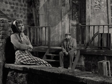 「リラの門」 (c)1956 ─ TF1 DROITS AUDIOVISUELS ─ RIZZOLI FILM ─ SECA