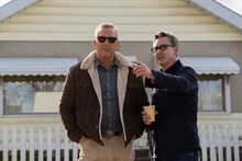 左からケヴィン・コスナー、トーマス・ベズーチャ。