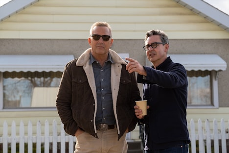 左からケヴィン・コスナー、トーマス・ベズーチャ。