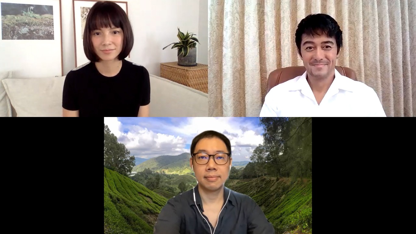 「夕霧花園」初日舞台挨拶の様子。左上から時計回りにリー・シンジエ、阿部寛、トム・リン。