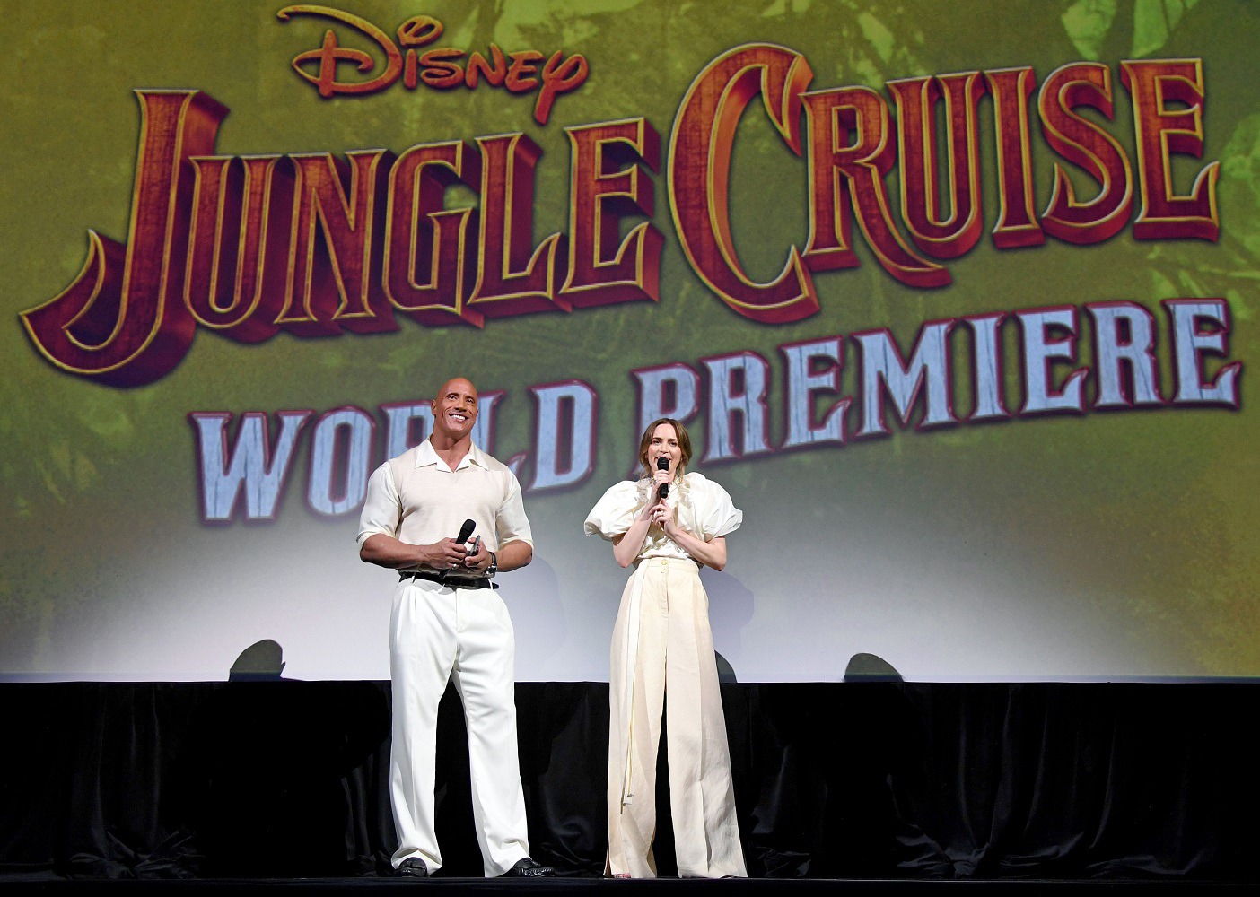 左からドウェイン・ジョンソン、エミリー・ブラント。