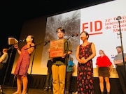 第32回マルセイユ国際映画祭に出席した杉田協士(中央)と荒木知佳(右)。