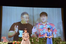 スクリーンに映し出されるサンドウィッチマンのコメント映像。