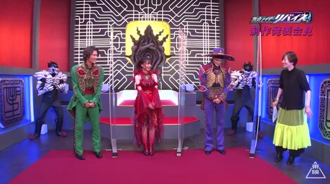 「仮面ライダーリバイス」制作発表会見の様子。左から関隼汰、浅倉唯、八条院蔵人。