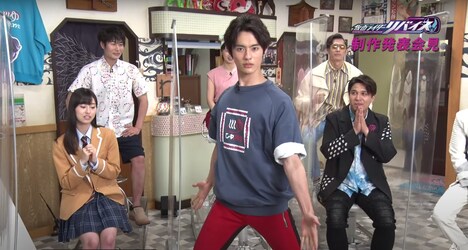 変身ポーズを決める前田拳太郎（中央）。