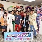 前田拳太郎が「仮面ライダーリバイス」変身ポーズ披露、主題歌はDa-iCEと木村昴