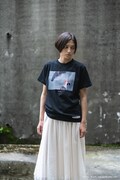 「CURE キュア」拳銃と指 T-Shirtの着用イメージ。(c)KADOKAWA 1997