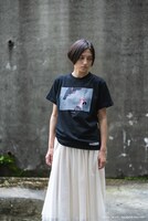 「CURE キュア」拳銃と指 T-Shirtの着用イメージ。(c)KADOKAWA 1997