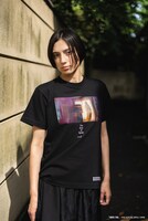 「蜘蛛の瞳」T-Shirtの着用イメージ。(c)KADOKAWA 1998