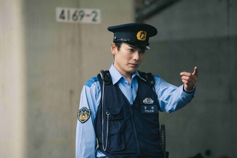 崎山つばさ演じる、警察官時代の黒斗。