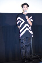 黒をテーマにした磯村勇斗。