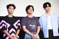 「東京リベンジャーズ」大ヒット御礼舞台挨拶にて、左から磯村勇斗、北村匠海、杉野遥亮。