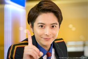 「映画 おかあさんといっしょ ヘンテコ世界からの脱出！」新場面写真。小池徹平演じるヘンテコ世界の審査官。