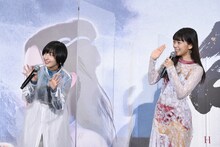 ライブビューイング用のカメラに手を振る三森すずこ（右）と佐倉綾音（左）。