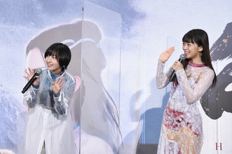 ライブビューイング用のカメラに手を振る三森すずこ（右）と佐倉綾音（左）。