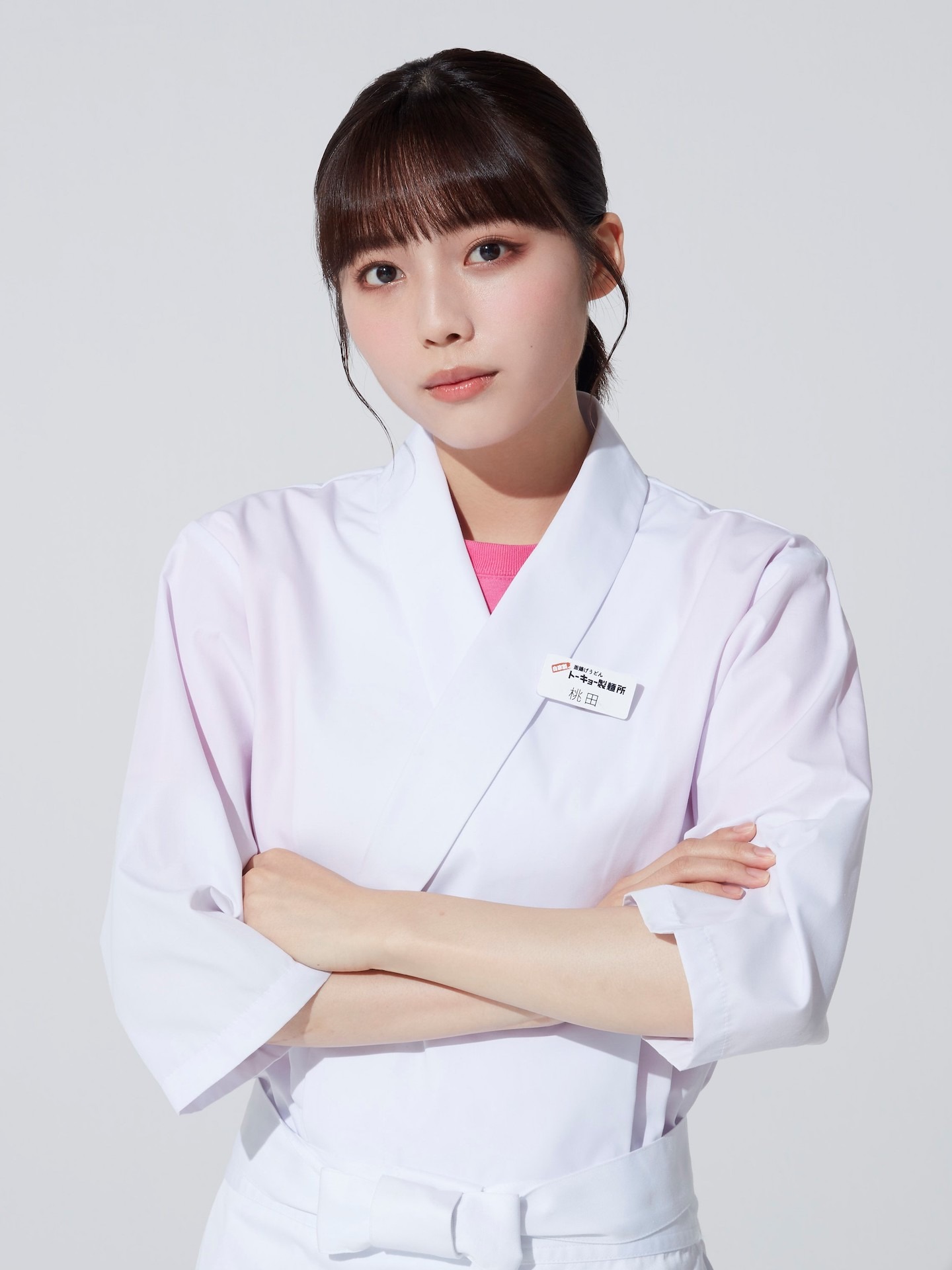 桃田凛役の秋田汐梨。