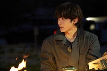 大自然の中でキャンプをする小関裕太。