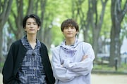 左から小関裕太、渡邊圭祐。