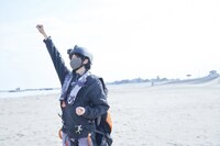 宮城・松島でパラグライダー体験をする小関裕太。