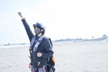 宮城・松島でパラグライダー体験をする小関裕太。