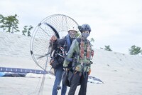 宮城・松島でパラグライダー体験をする渡邊圭祐。