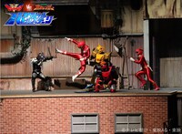 「機界戦隊ゼンカイジャーVS百獣戦隊ガオレンジャー スペシャルバトルステージ」の様子。