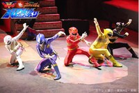 「機界戦隊ゼンカイジャーVS百獣戦隊ガオレンジャー スペシャルバトルステージ」の様子。