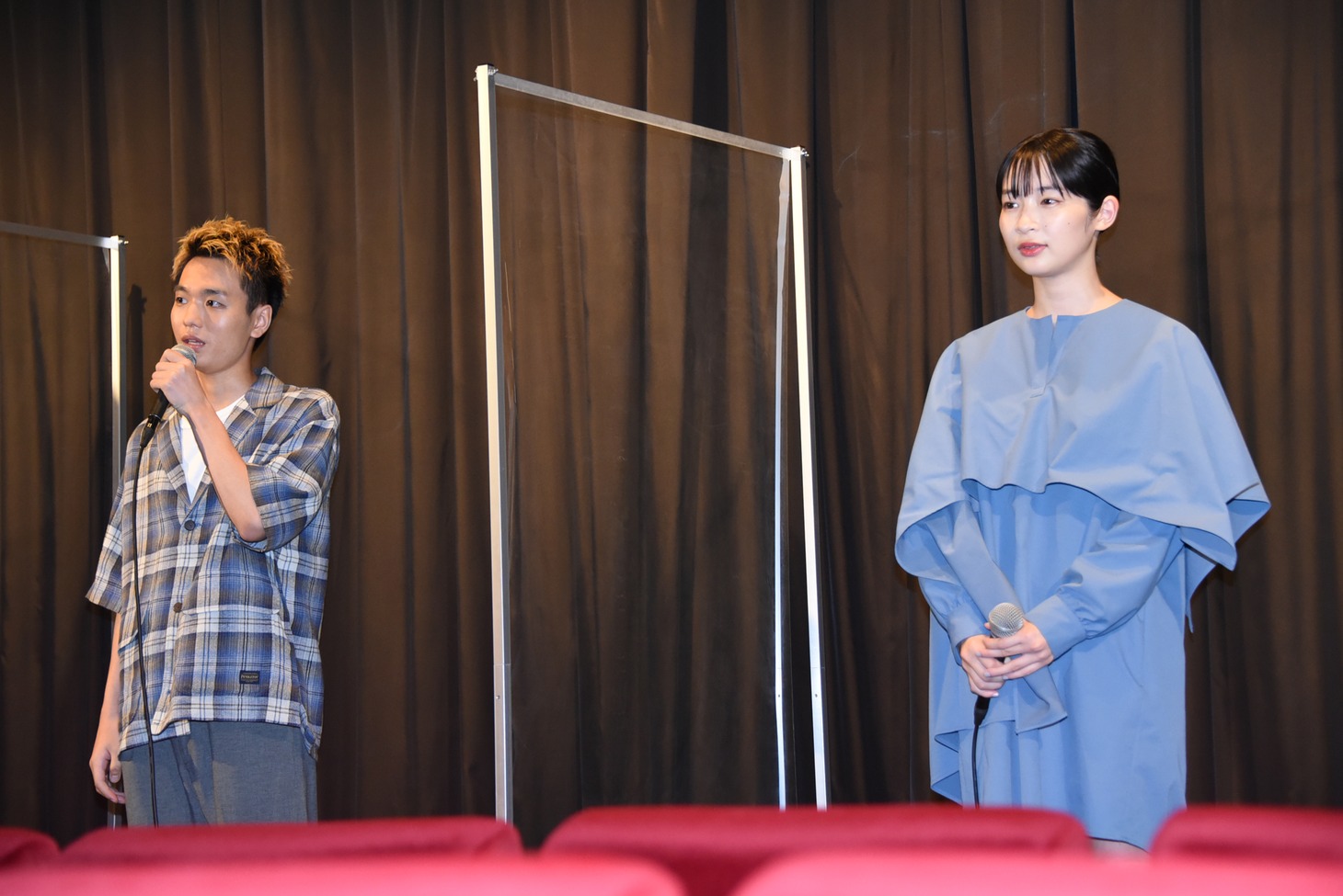 左から青木柚、石川瑠華。