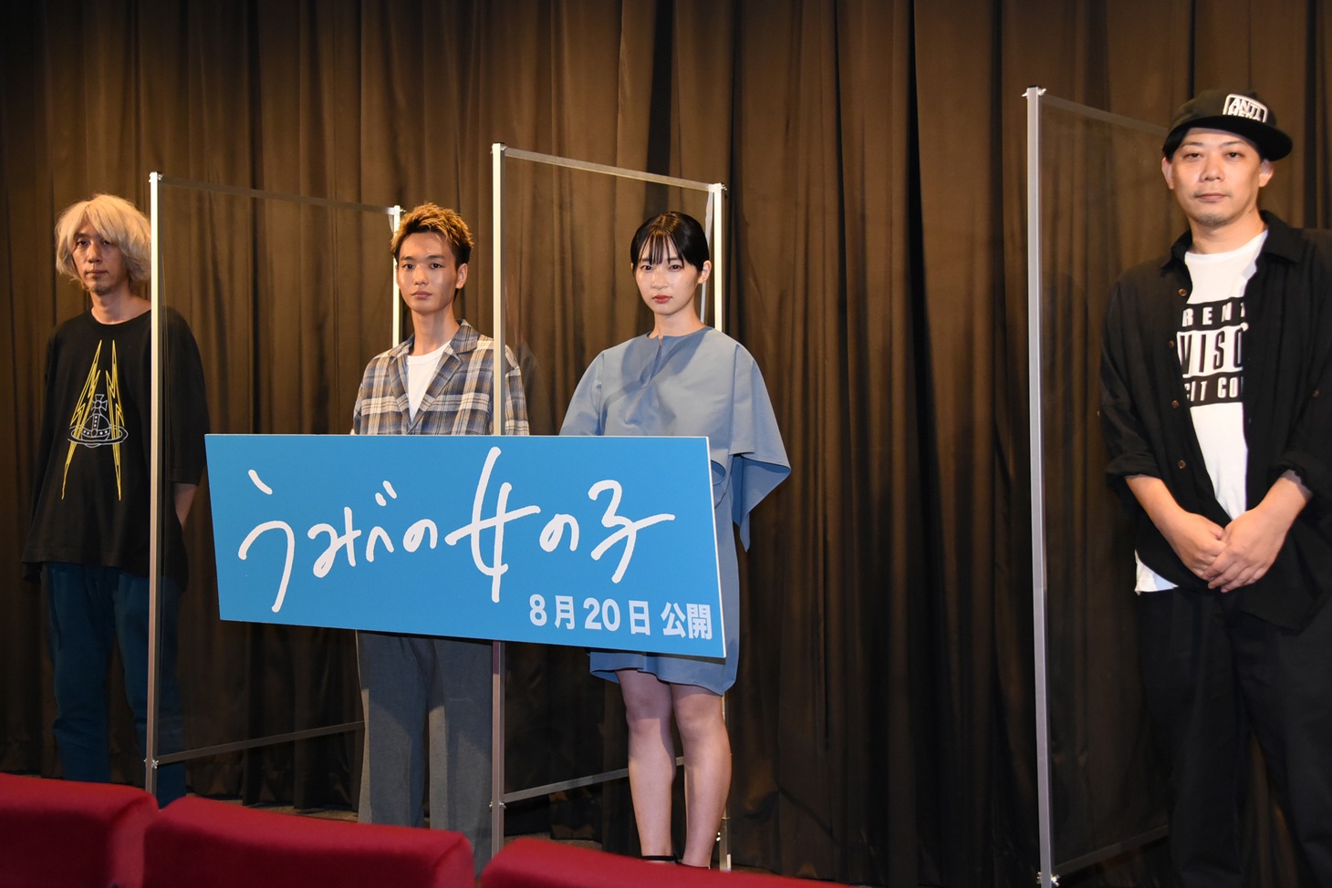 「うみべの女の子」完成披露舞台挨拶にて、左から浅野いにお、青木柚、石川瑠華、ウエダアツシ。