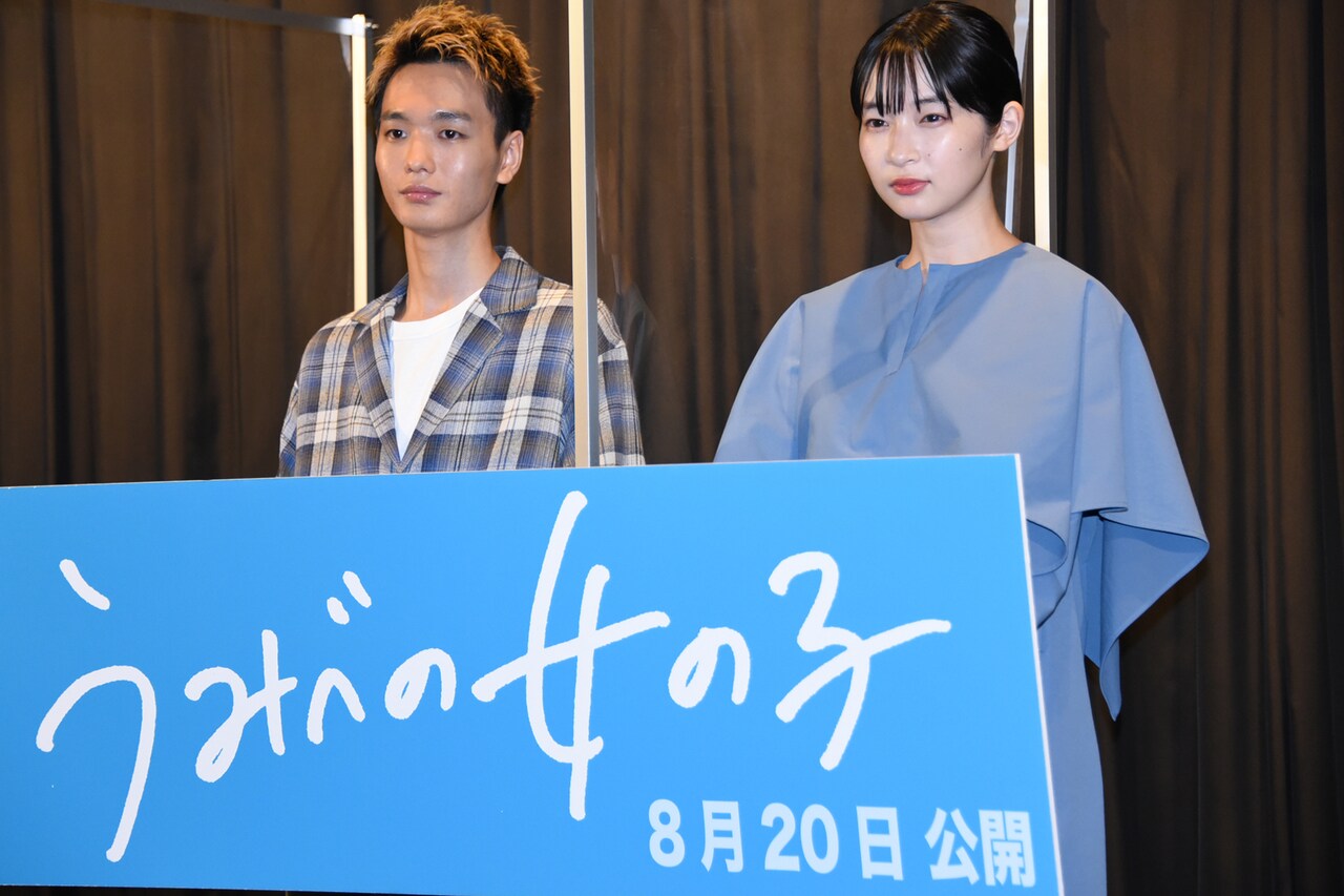 左から青木柚、石川瑠華。