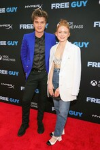 左からジョー・キーリー、セイディー・シンク。