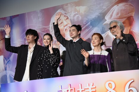 左から野田洋次郎、北川景子、菅田将暉、宮本信子、山田洋次。