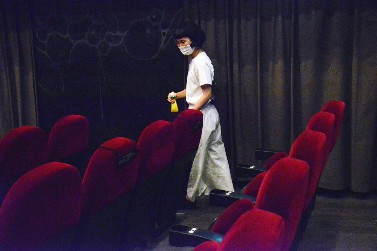 座席の消毒をする山崎紀子。