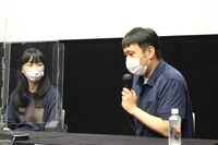 左から山崎梓、濱口竜介。