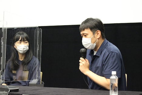 左から山崎梓、濱口竜介。