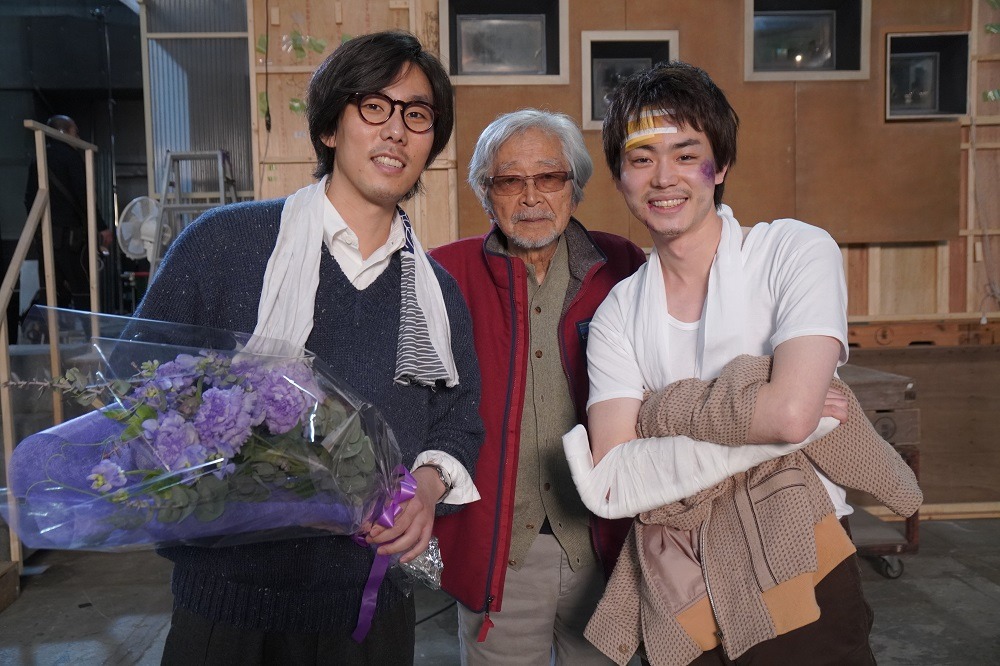 「キネマの神様」メイキング写真。左から野田洋次郎、山田洋次、菅田将暉。