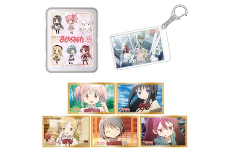 グッズ付きチケットBに付属する「魔法少女まどか☆マギカ10（展）」開催記念「MADO☆CAN」のイメージ。