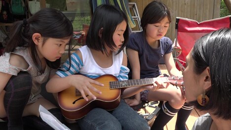 「屋根の上に吹く風は」