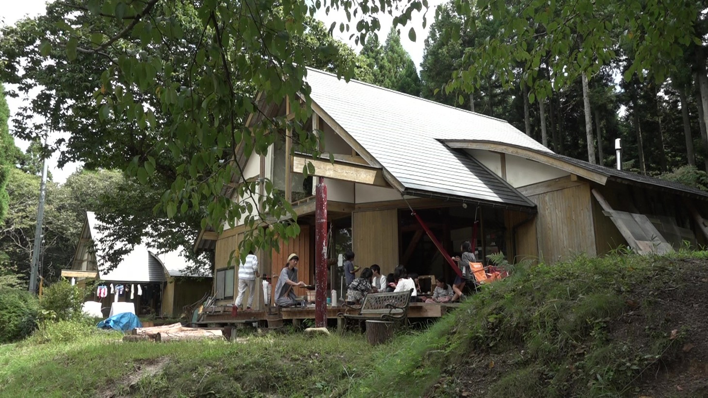 「屋根の上に吹く風は」