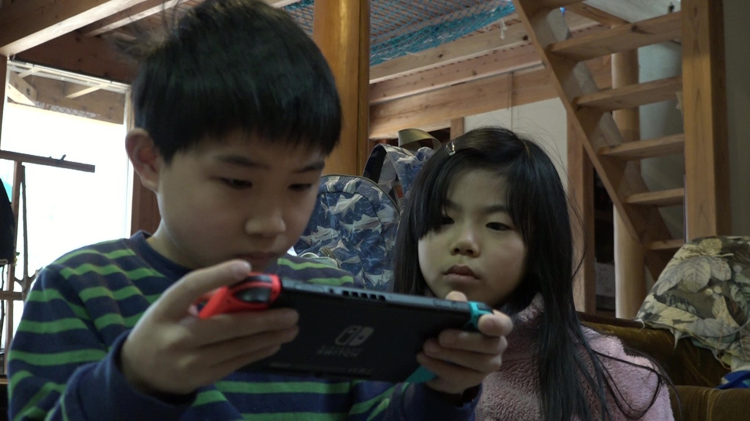 「屋根の上に吹く風は」