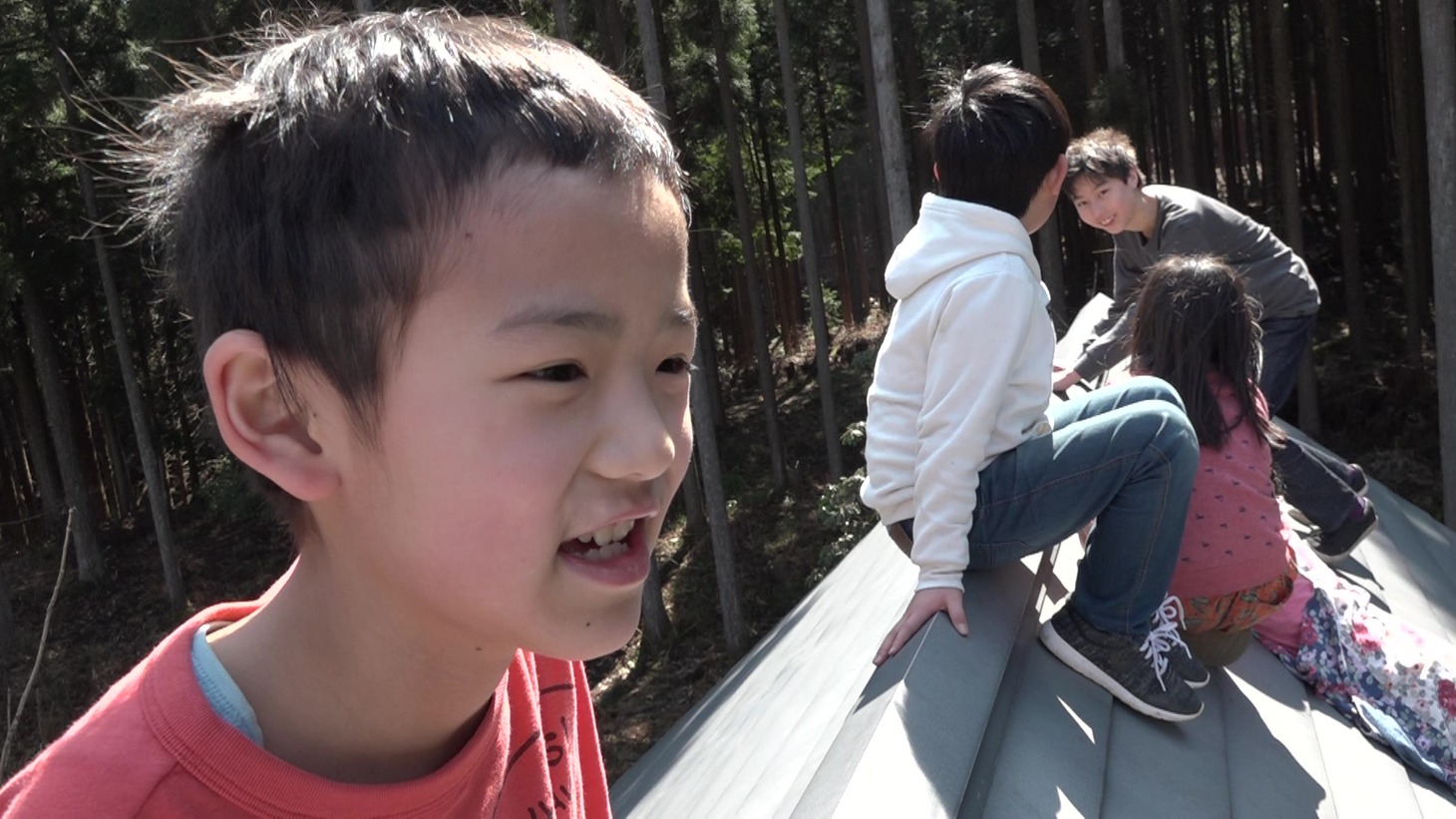 「屋根の上に吹く風は」